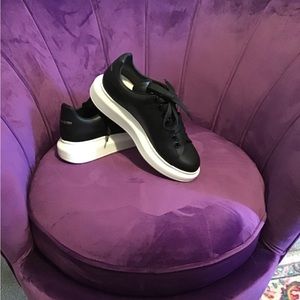 Alexander McQueen Sneakers.           Black size 7 1/2